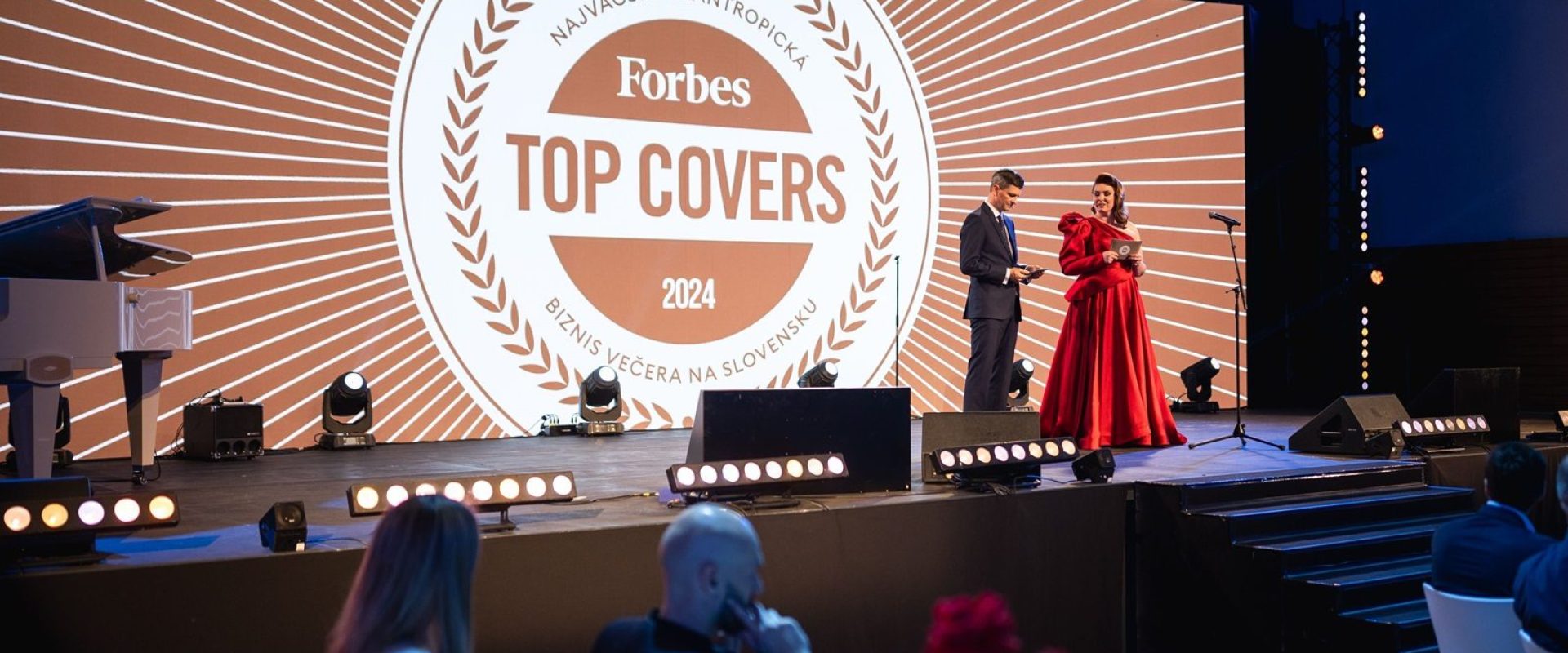 forbes-led-obrazovka-osvetlenie-ozvucenie-ocenenia