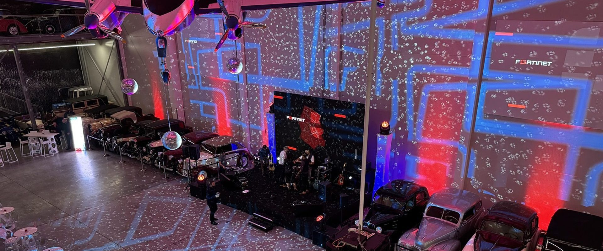 Letecká výstava s barevným promítáním a auty