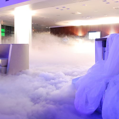 Modernes Interieur mit Beleuchtung und dichtem Nebel