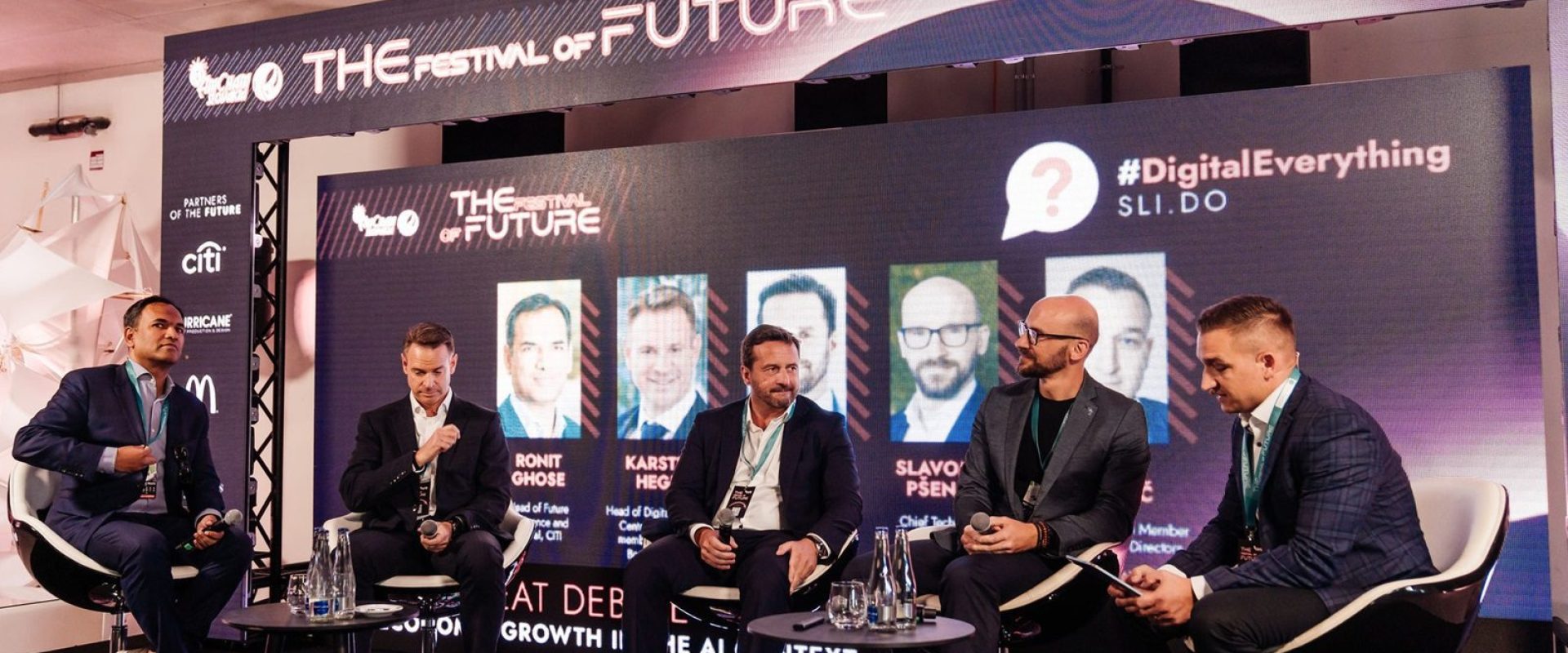 Expertengespräch auf der Technologiekonferenz.