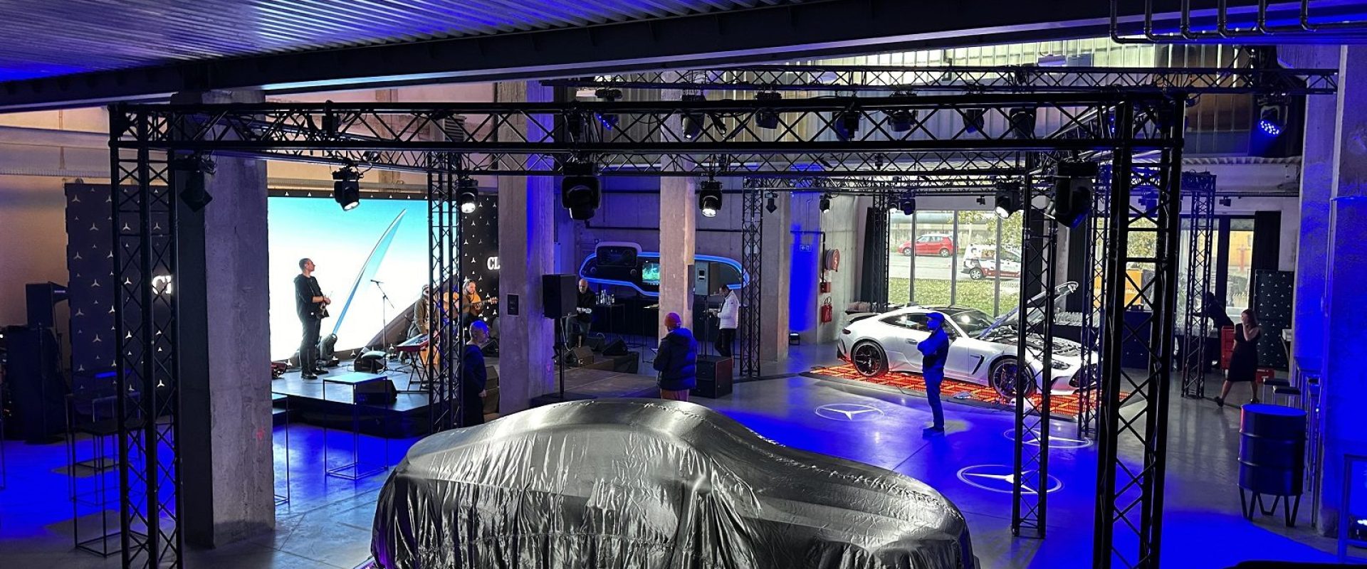 hurricane-mercedes-launch-mill-led-gloshine-lighting-gobo-construction-technical-support-chapel