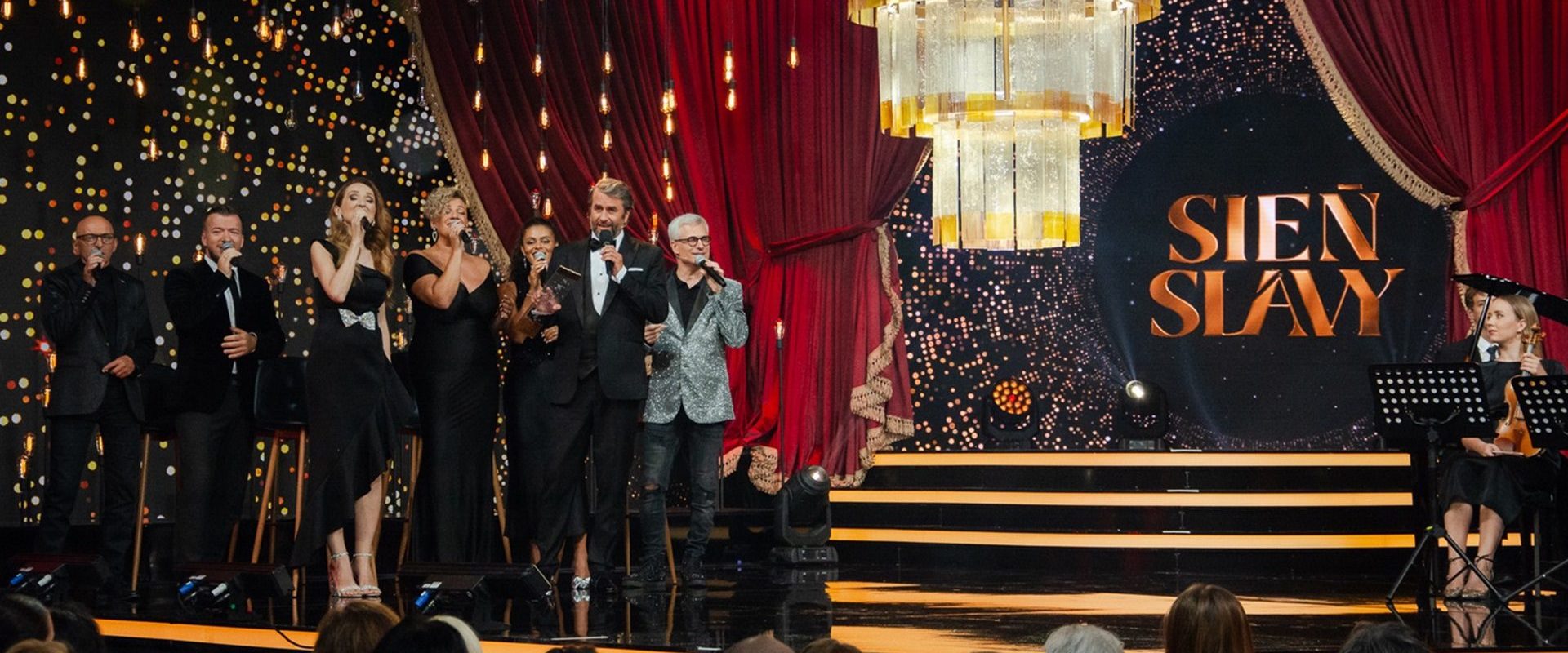 Menschen auf der Bühne während der Zeremonie.