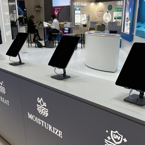 Dermatologie-Stand mit digitalen Bildschirmen und Displays