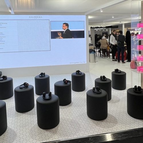 Konferenzraum mit Leinwand und Sitzgelegenheiten