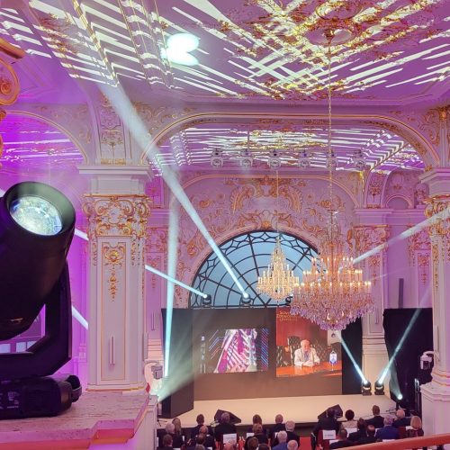 Elegantes Interieur mit Beleuchtung und Bühne.