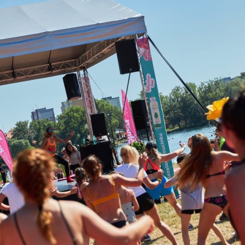 Gruppentanzveranstaltung am Strand des Sees.