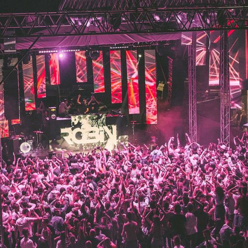 Eine abendliche Musikparty mit einer großen Menschenmenge.