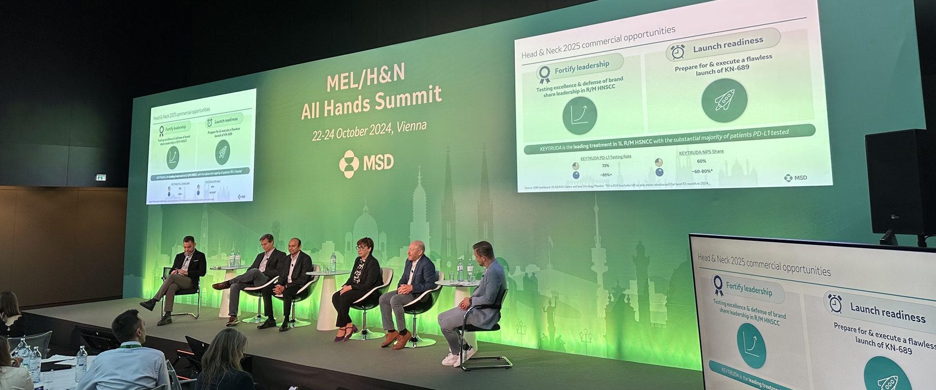Podiumsdiskussion während der Konferenz im Konferenzsaal.