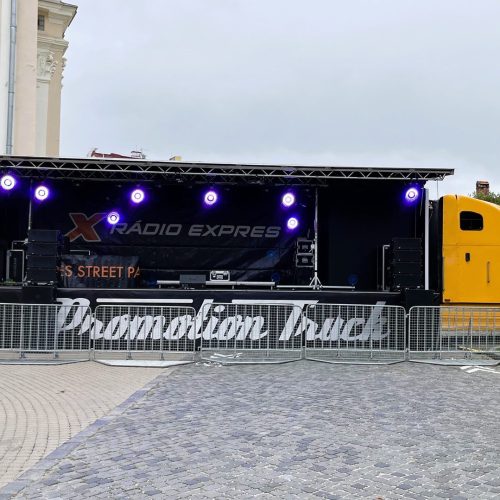 Werbetruck mit Bühne und Beleuchtung in der Stadt.