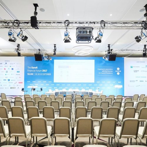 Leerer Konferenzraum mit Projektionsfläche