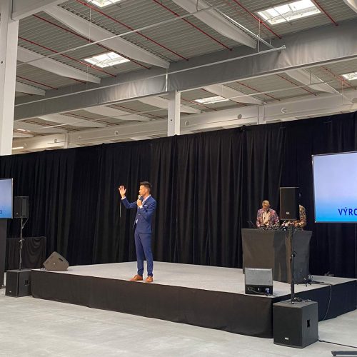 Eine Person auf der Bühne während einer Firmenveranstaltung.