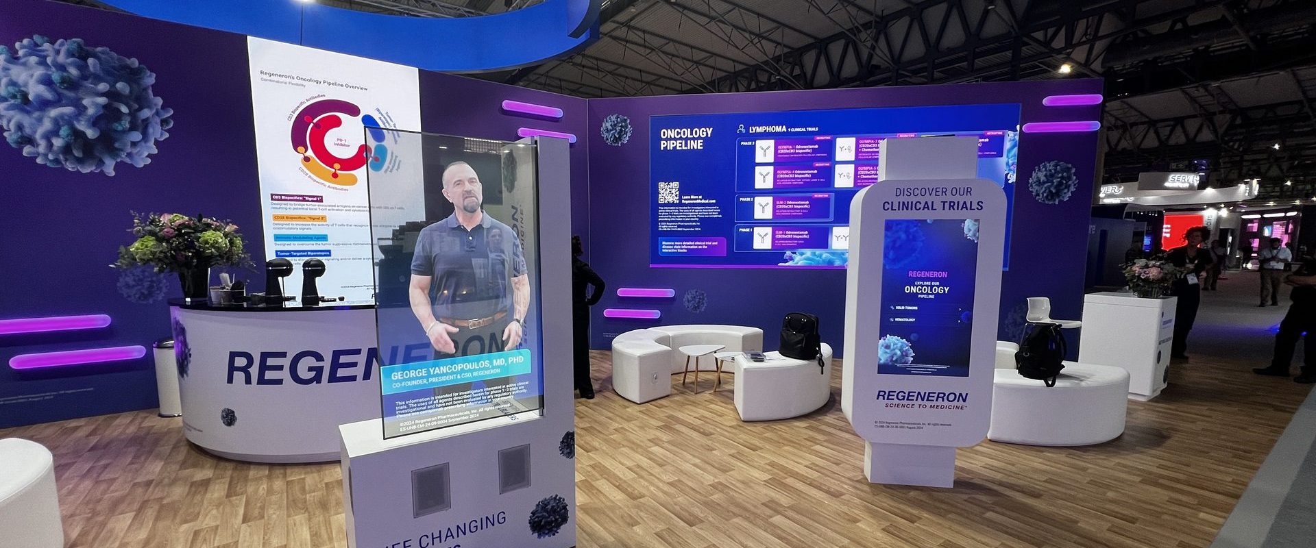 Výstavný stánok farmaceutickej spoločnosti na konferencii.