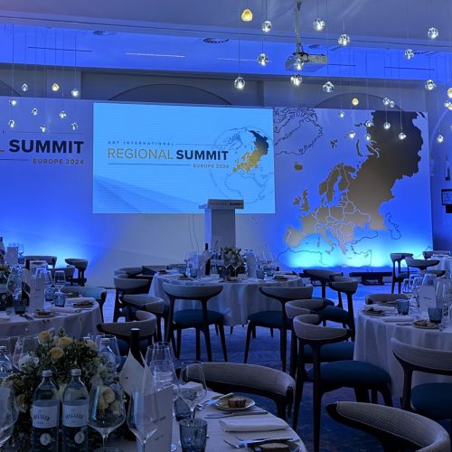 Der beleuchtete Raum ist bereit für den Regionalgipfel.