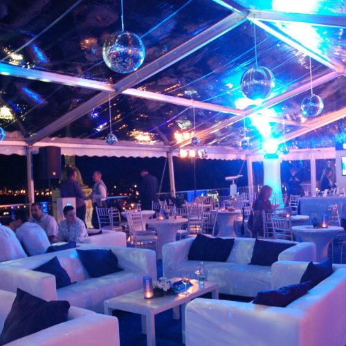 Elegantes Partyzelt für den Abend mit Beleuchtung