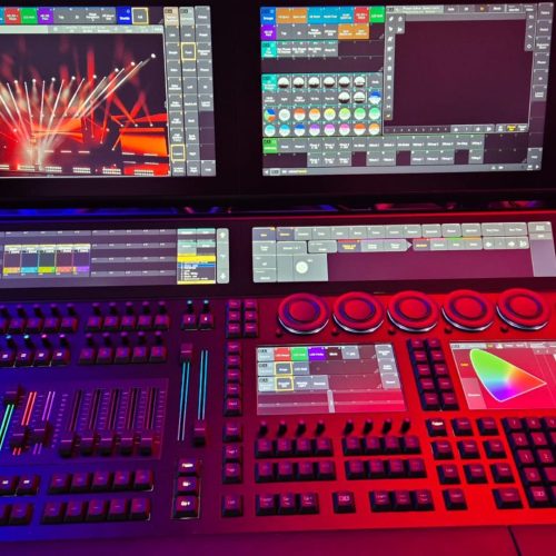 Lichtmischpult mit mehreren Bildschirmen