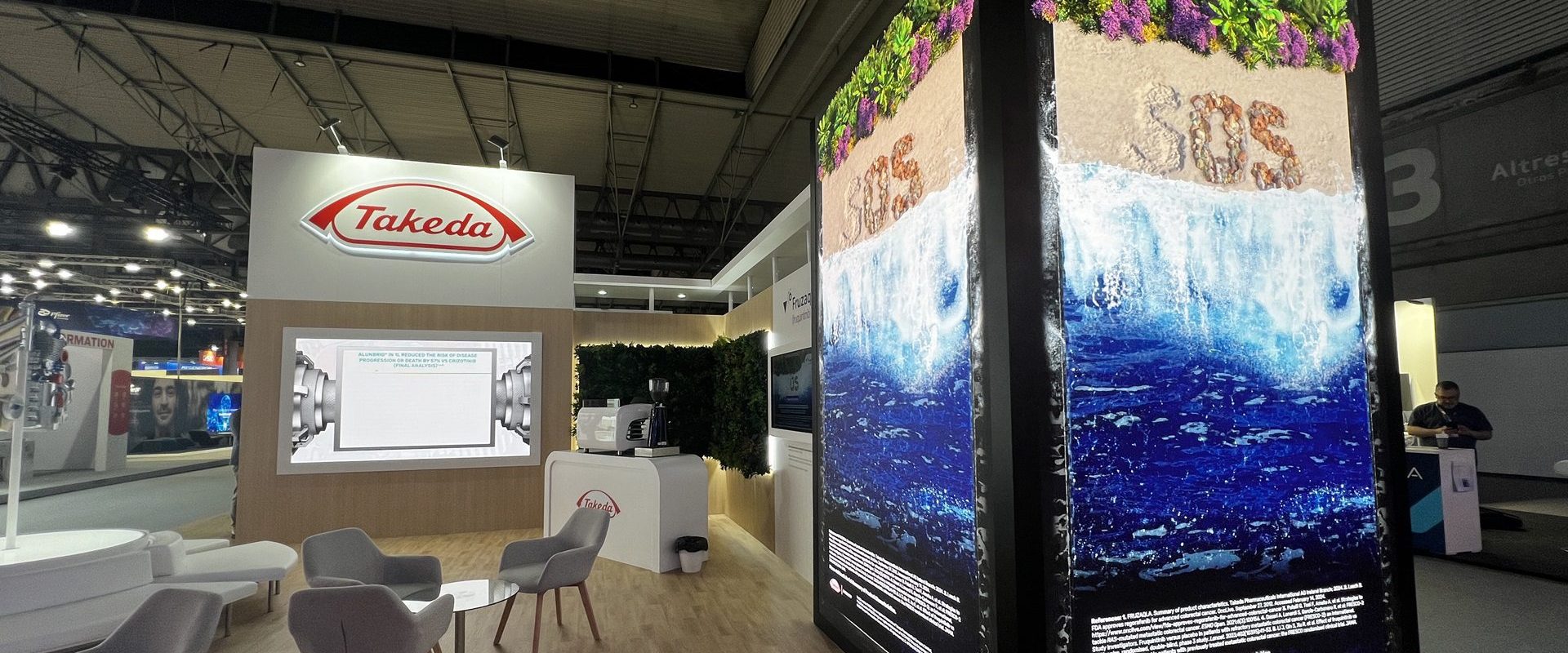 Takeda-Stand mit modernem Design und Display.