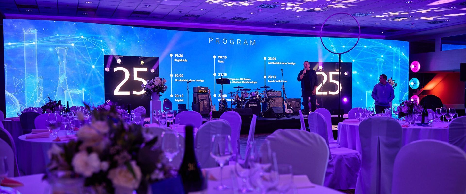 Oslava s fialovým osvetlením a pódiom