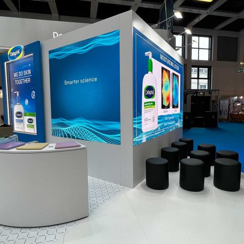 Messestand mit Hautpflegeprodukten