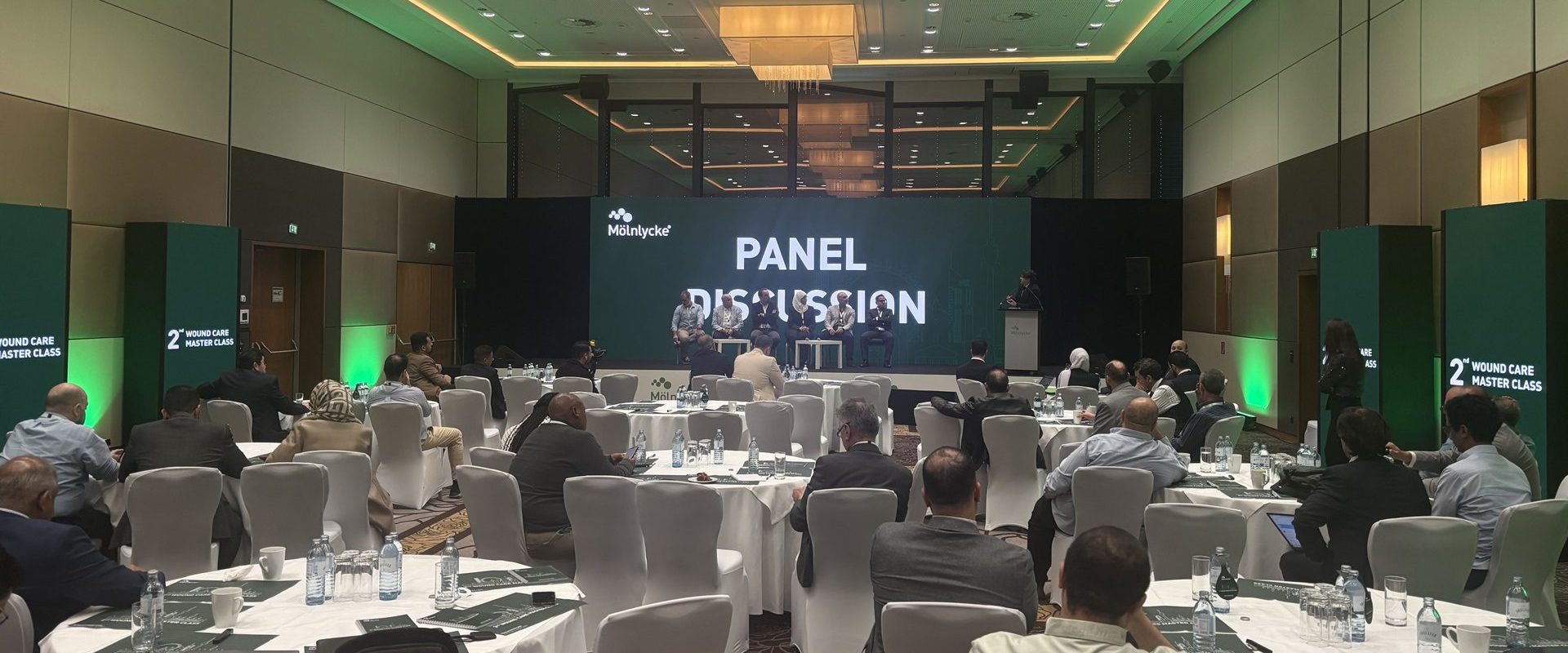 Panelová diskusia v konferenčnej miestnosti hotela.