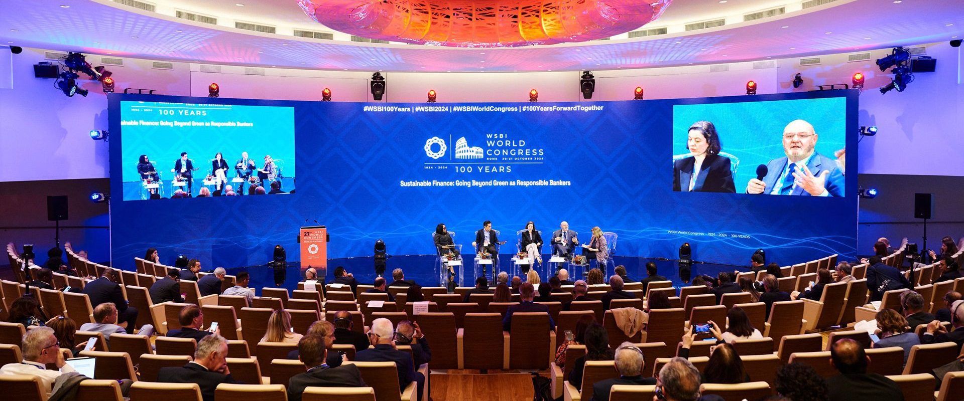 Konferenz zur nachhaltigen Zukunft mit Rednern und Publikum