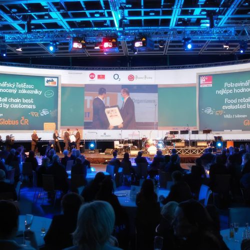 Preisverleihung im Rahmen einer Galaveranstaltung mit dem Publikum.